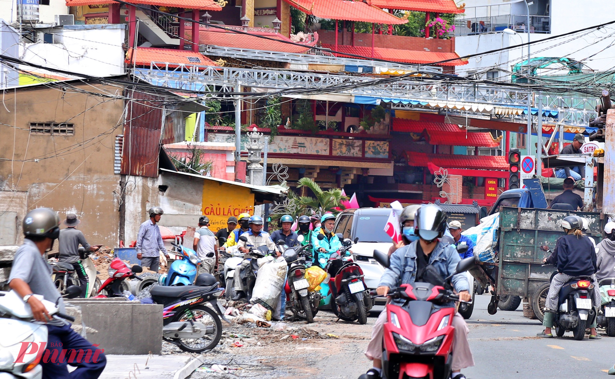Căn nhà cuối cùng ngay giao lộ Chu Văn An - Nơ Trang Long trước khi tháo dỡ, trả mặt bằng.