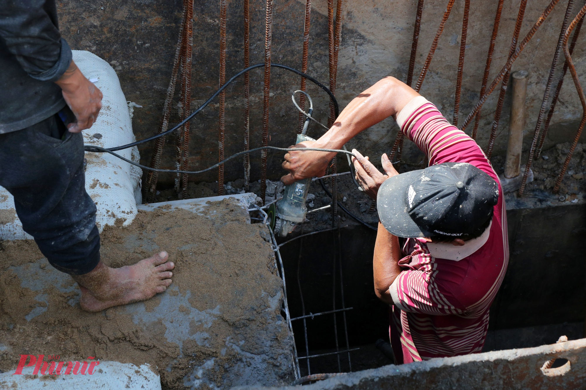 Theo ông Hải, dự án hiện đạt khoảng 80% khối lượng thi công, sau khi hoàn thành các hạng mục lắp đặt hệ thống thoát nước và gia cố nền cát.