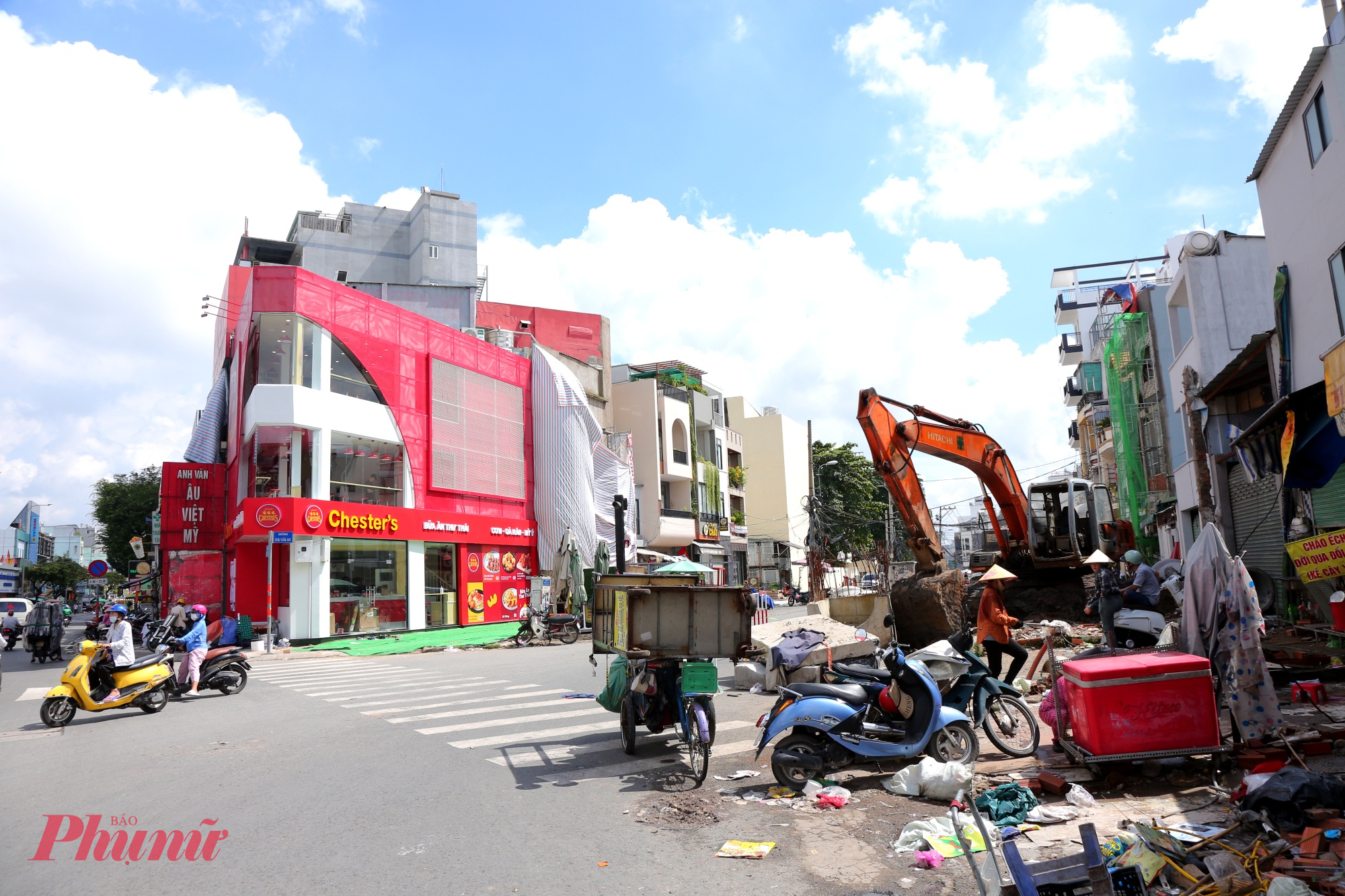 Ông Đặng Tấn Hải - Giám đốc Ban Quản lý dự án đầu tư xây dựng khu vực quận Bình Thạnh (chủ đầu tư) - cho biết, căn nhà cuối cùng trong tổng số 166 hộ dân đã được giải tỏa, tạo điều kiện cho đơn vị đẩy nhanh tiến độ thi công dự án mở rộng đường Chu Văn An khi đã có 100% mặt bằng sạch.