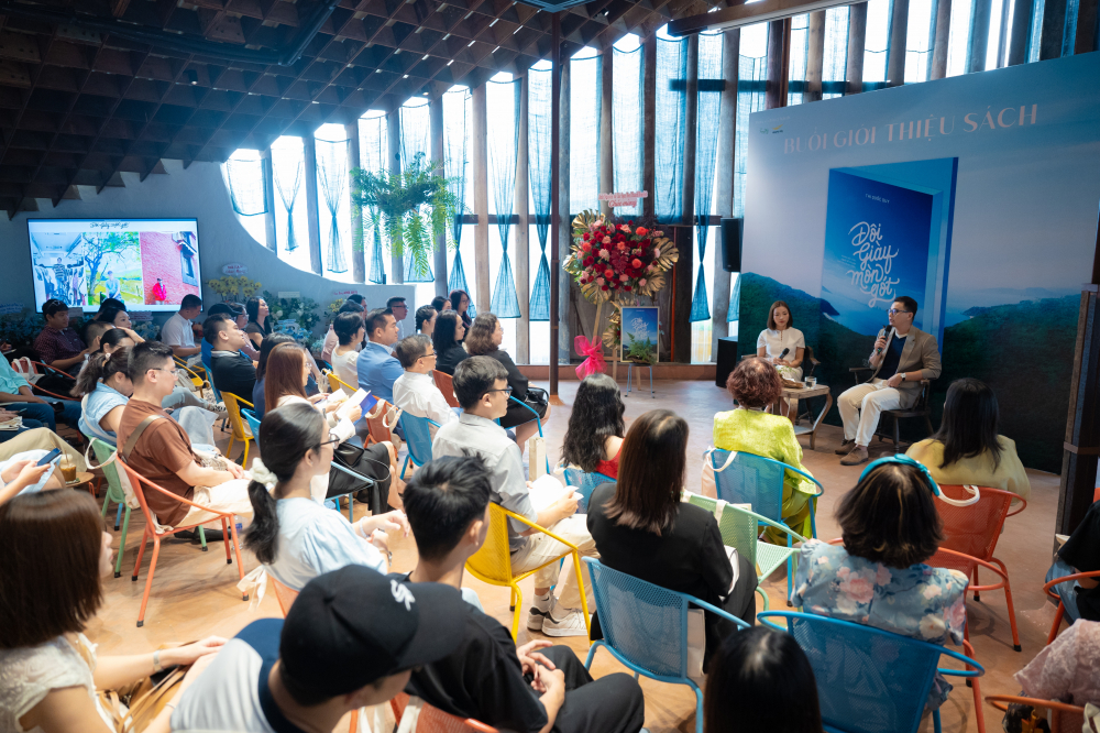 Không gian giới thiệu buổi ra mắt cuốn đôi giày mòn gót sáng 1/11.