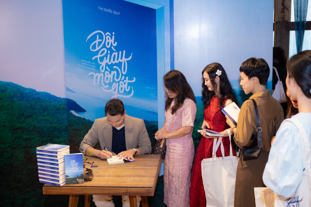 Tác giả Thi Quốc Duy ký tặng sách cho bạn bè, người thân đến buổi ra mắt.