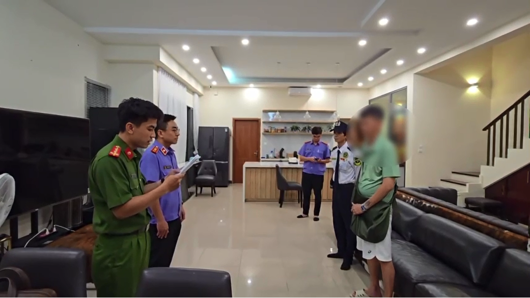 Công an TPHCM khám xét căn biệt thự của diễn viên Trương Ngọc Ánh.