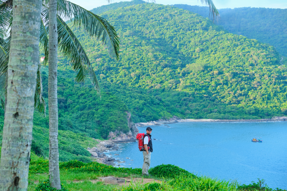 Cuốn sách cũng giới thiệu nhiều địa danh, vùng đất 'lạ mà quen' trong nước và quốc tế bằng hình ảnh - nơi tác giả dã đặt chân đến.
