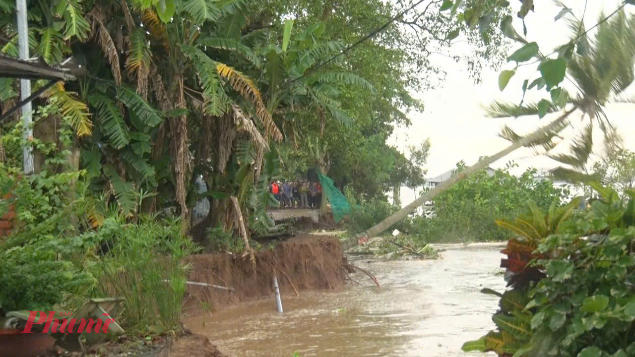 Sạt lở tại xã Mỹ Hòa Hưng tiếp tục đe dọa cuộc sống của hàng chục hộ dân - Ảnh CTV