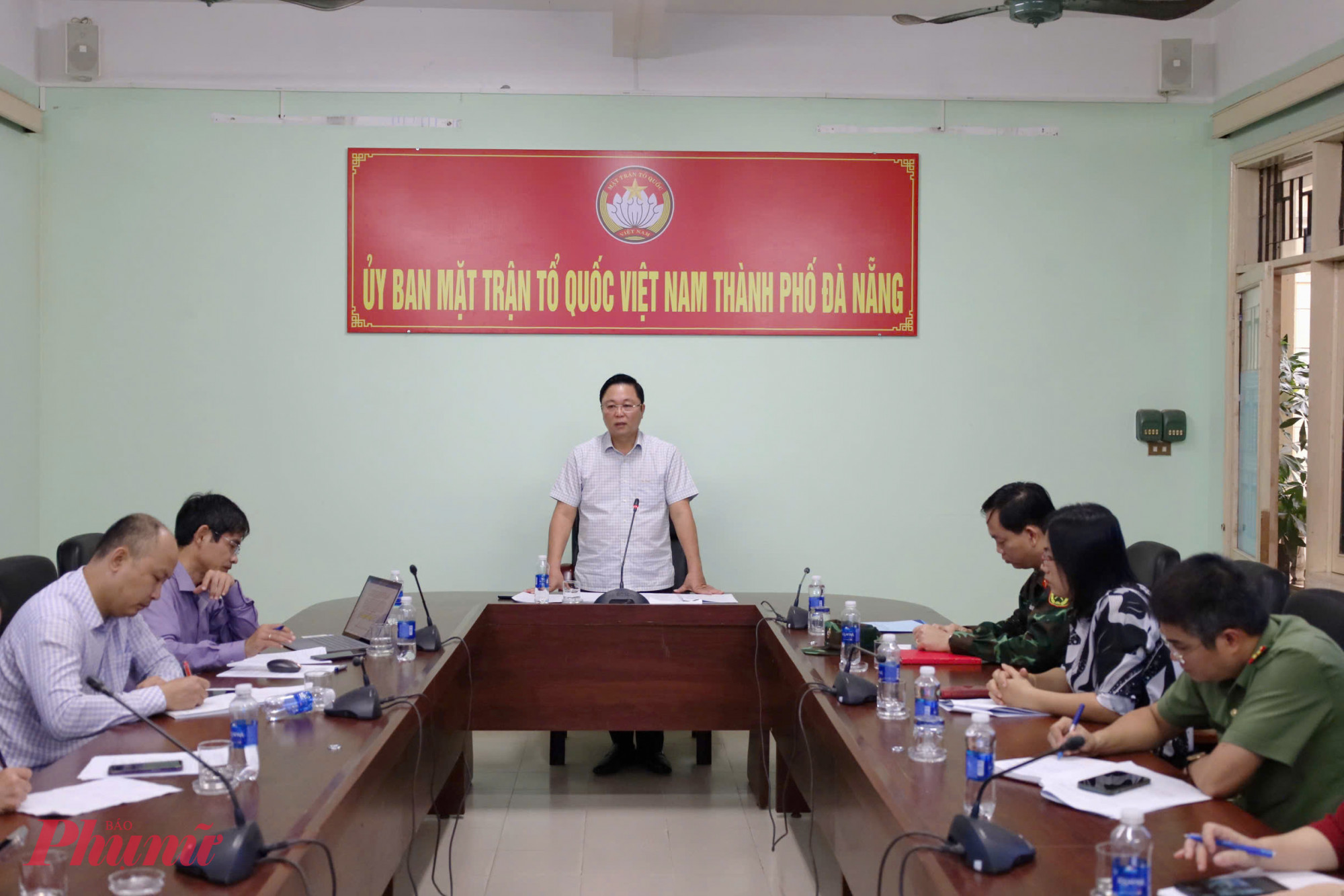 Ông Lê Trí Thanh, Chủ tịch Ủy ban MTTQ Việt Nam thành phố, Trưởng Ban vận động cứu trợ thành phố Đà Nẵng chủ trì cuộc họp bàn phương án triển khai công tác cứu trợ.