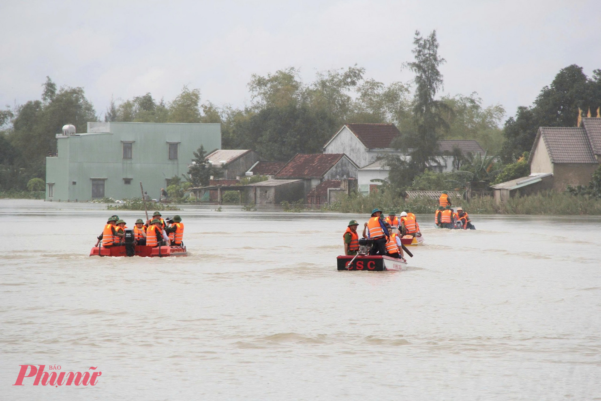 Ngập lụt diện rộng khắp nhiều xã phường dọc sông Thu Bồn