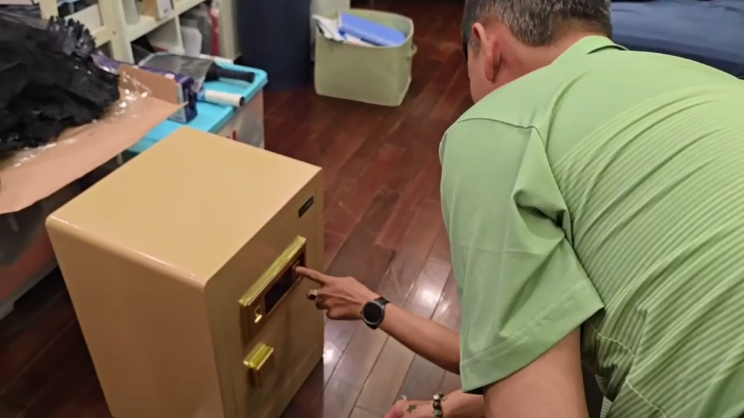 Chiếc két sắt bên trong được cơ quan chức năng kiểm tra. Ảnh: CA