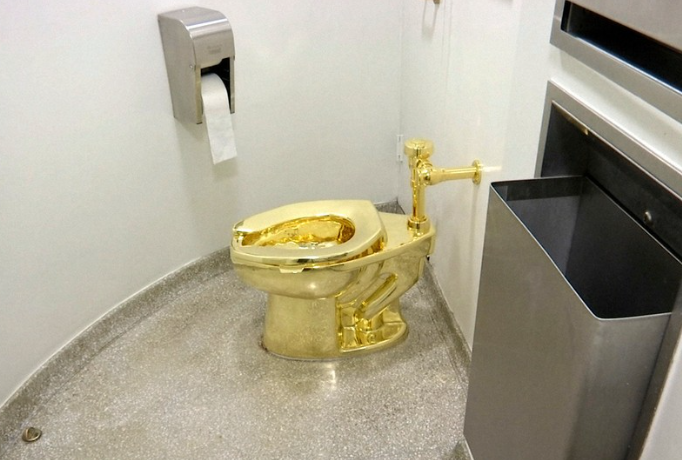 Chiếc bồn cầu có tên là America có trọng lượng hơn 100 kg ty72 vàng thật