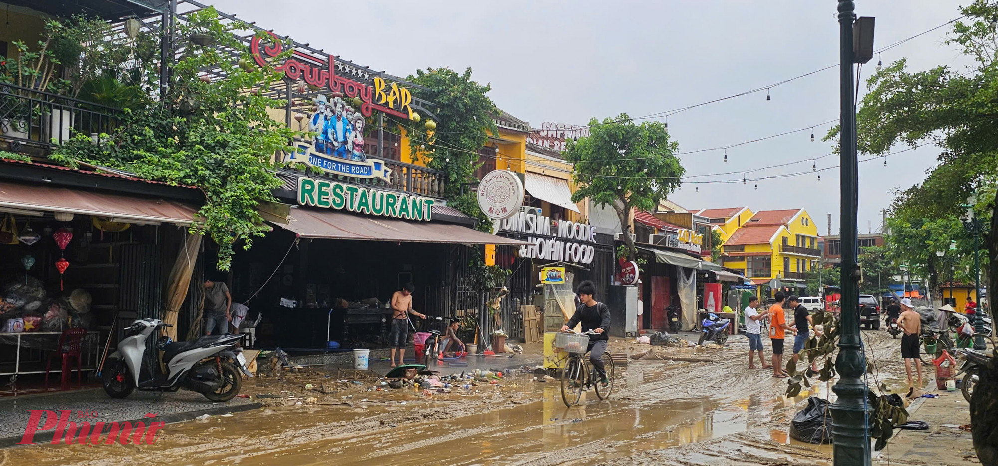 Trong khi đó, khu vực chợ Hội An, nơi bị ngập sâu nhiều ngày đang được các tiểu thương và lực lượng chức năng khẩn trương thu dọn hàng hóa, rác thải.