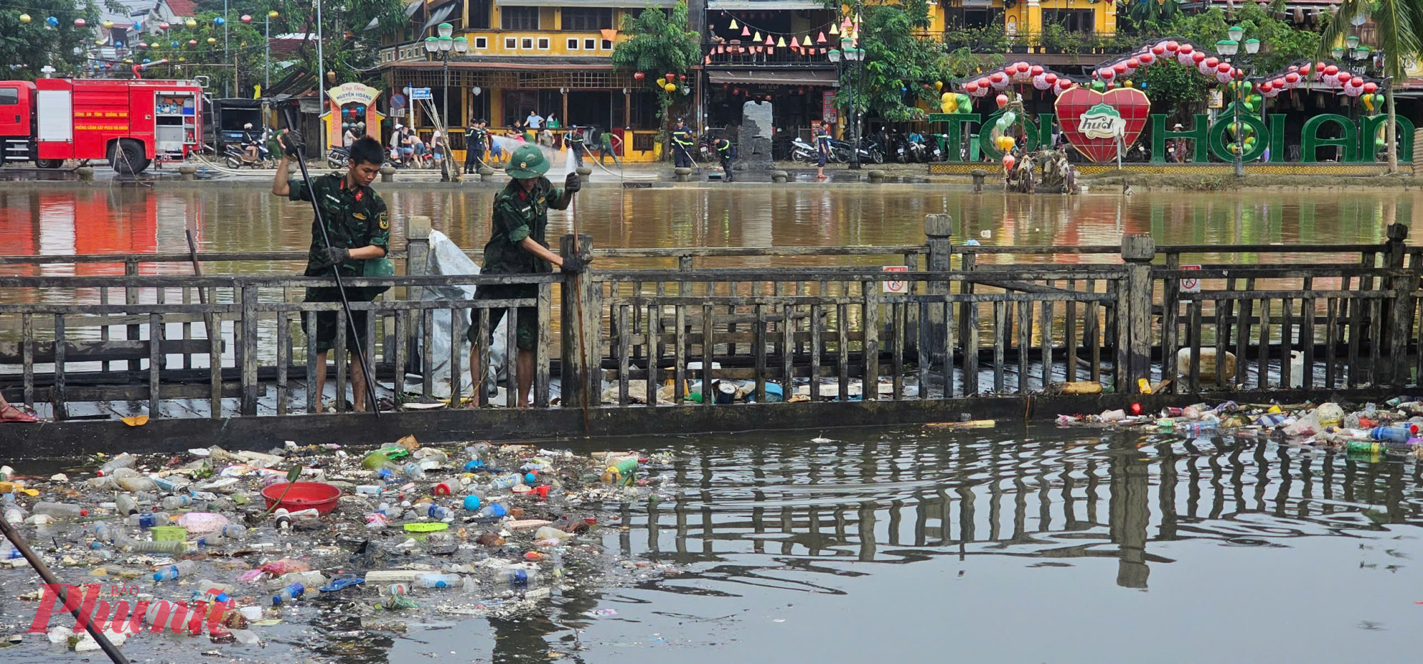 Bộ đội và chính quyền địa phương đã huy động xe xúc, xe ben để thu gom, vận chuyển đất bùn, đảm bảo lưu thông và vệ sinh môi trường.