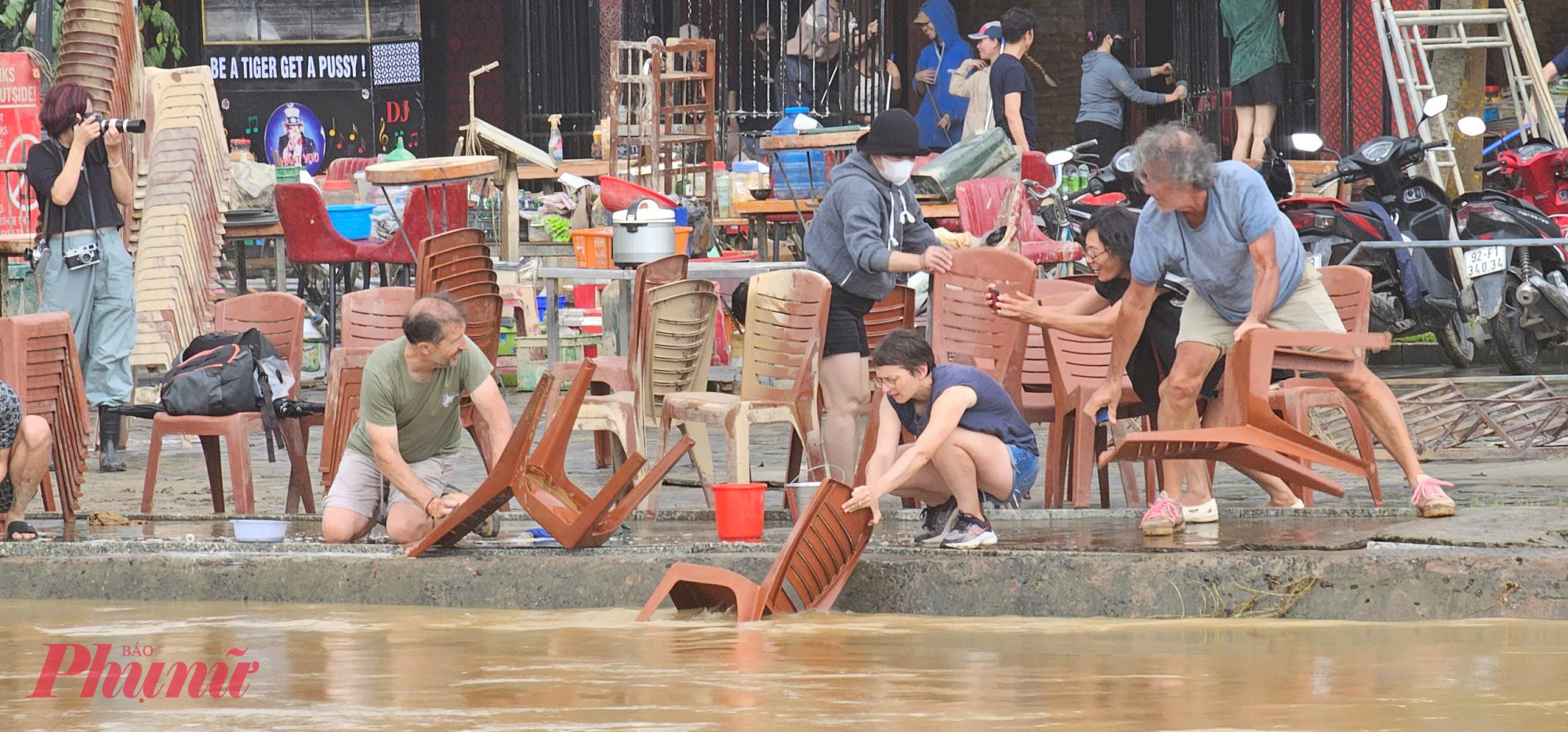 Nhiều khách du lịch Tây cũng xắn tay rửa dọn cùng người dân.