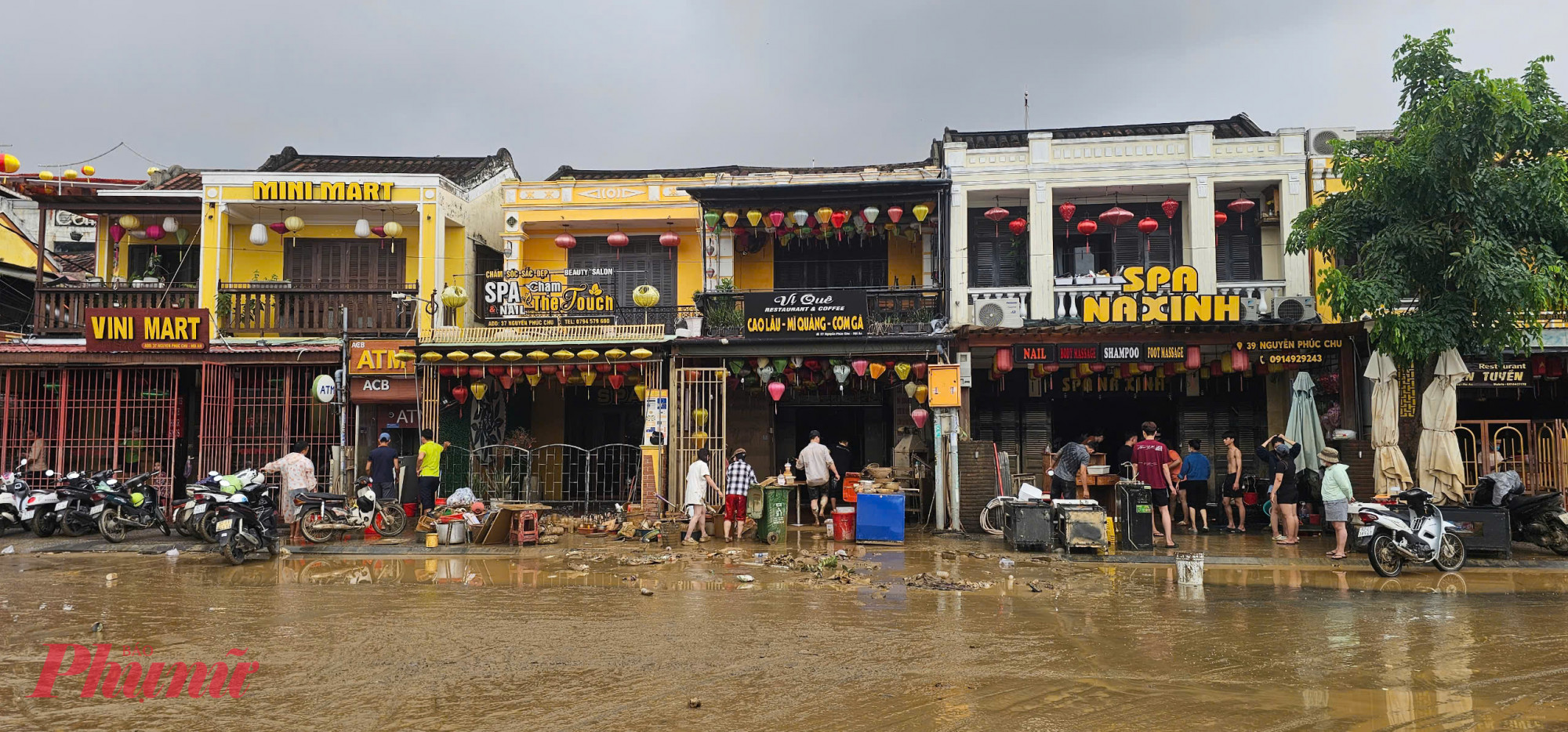 Trên các tuyến đường phố cổ như La Hối, Nguyễn Hoàng, Nguyễn Phúc Chu, các hộ dân và chủ cơ sở kinh doanh du lịch cũng khẩn trương lau dọn, rửa sạch bùn đất, sắp xếp lại quầy hàng, bàn ghế ngay sau khi nước rút.