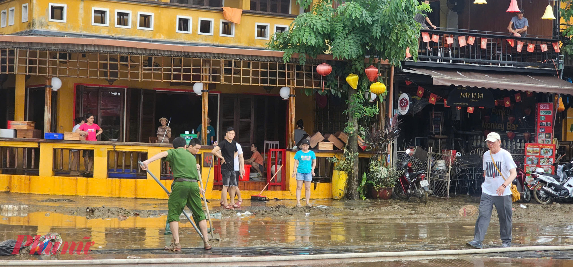 Tại phường Hội An Tây, đặc biệt dọc các tuyến Hùng Vương, Nguyễn Du, Duy Tân, do nằm sát bờ sông Thu Bồn nên bùn non bám dày, gây ách tắc giao thông.