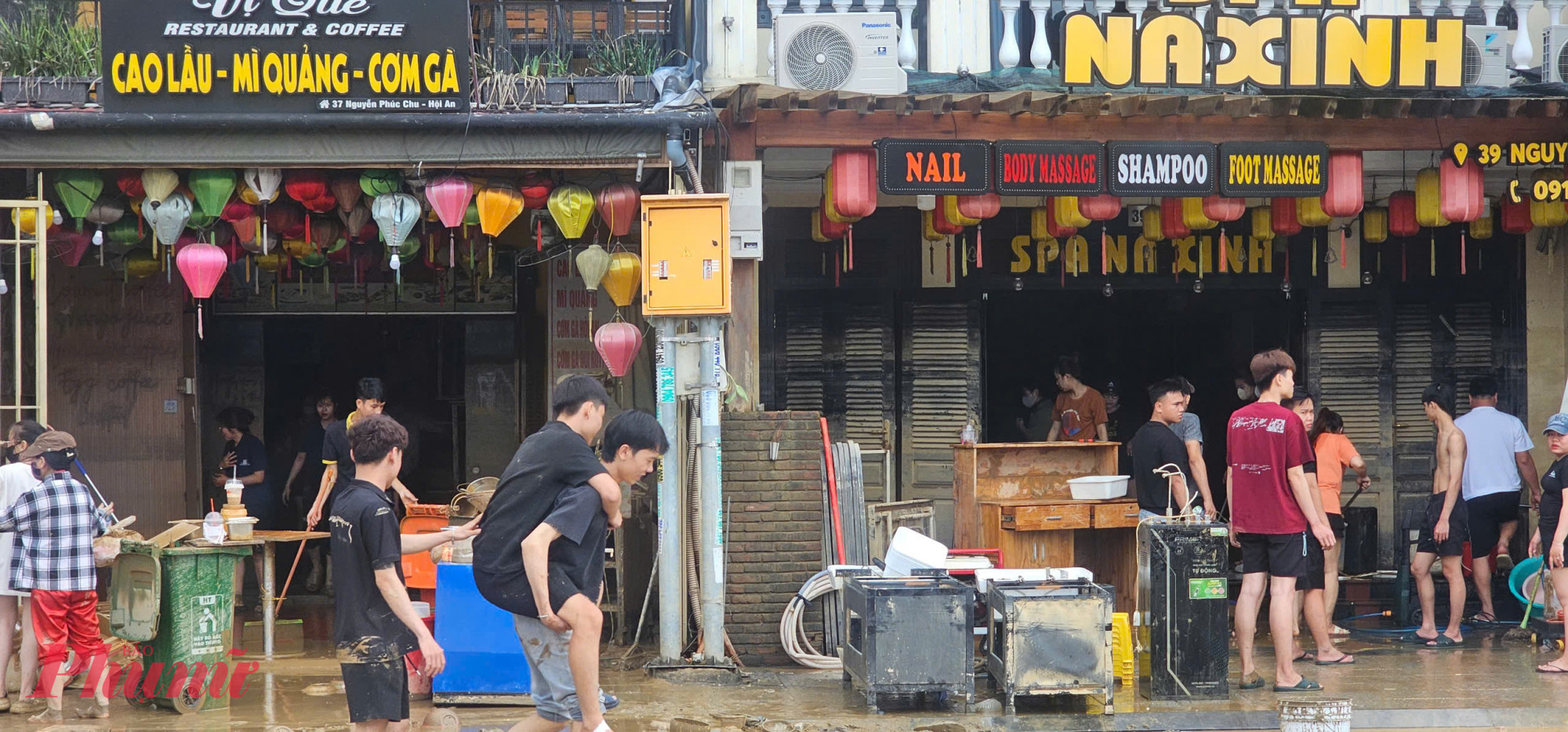 Khu vực này tập trung đông nhà hàng, quán ăn, cơ sở lưu trú ven sông Hoài, nên việc khôi phục vệ sinh môi trường được triển khai với cường độ cao.