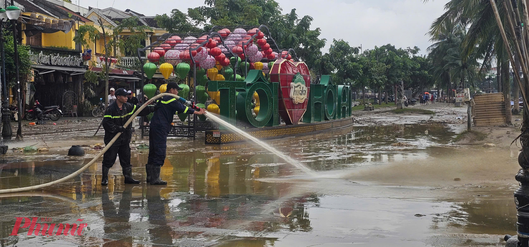 Chính quyền địa phương chỉ đạo phun tiêu độc, khử khuẩn và hỗ trợ tiểu thương sớm ổn định buôn bán.