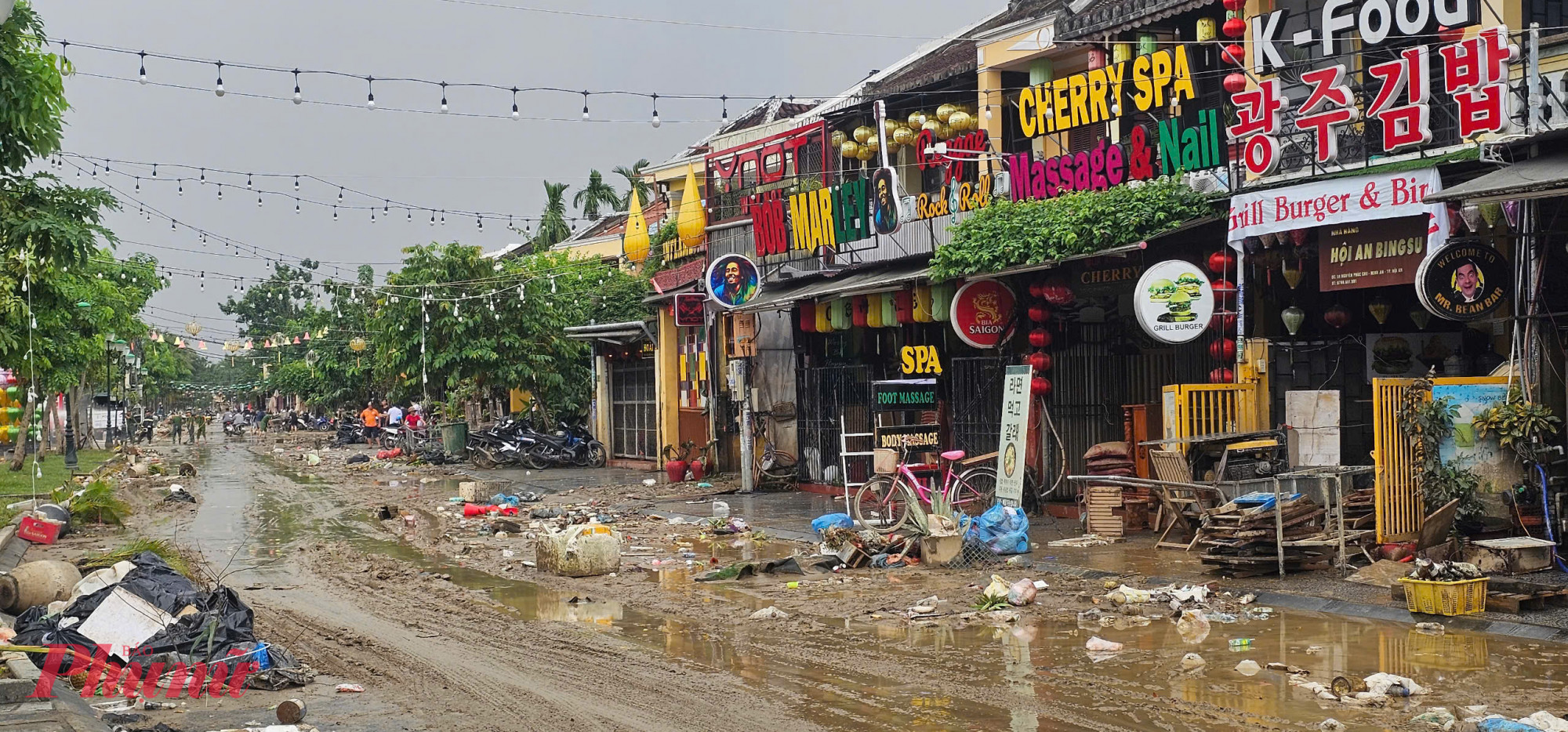 Toàn bộ công tác vệ sinh môi trường, thu gom rác thải và bùn đất sau lũ dự kiến sẽ được hoàn thành trong vài ngày tới.