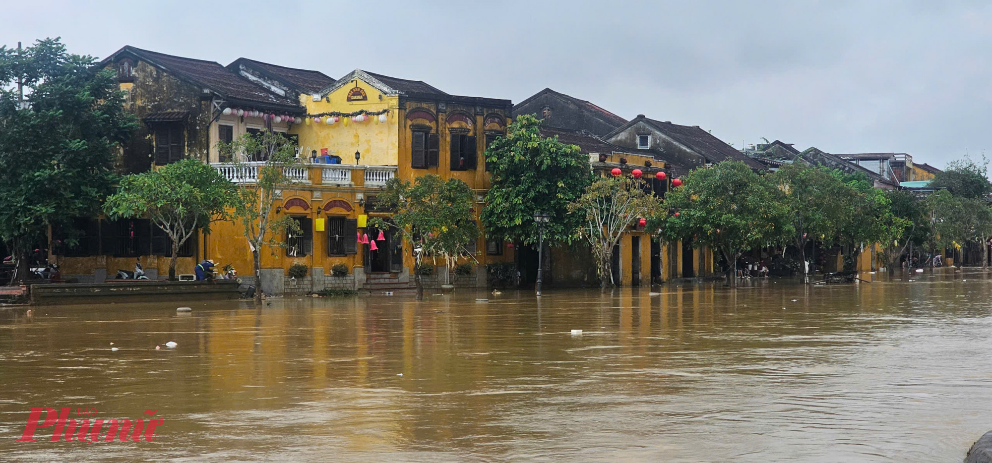 Sau khi nước lũ rút, sáng 1/11, hàng trăm cán bộ, chiến sĩ cùng công nhân môi trường và người dân phố cổ Hội An (TP Đà Nẵng) đồng loạt ra quân thu dọn hàng ngàn tấn bùn non, rác thải ứ đọng tại khu phố cổ và các khu vực lân cận.