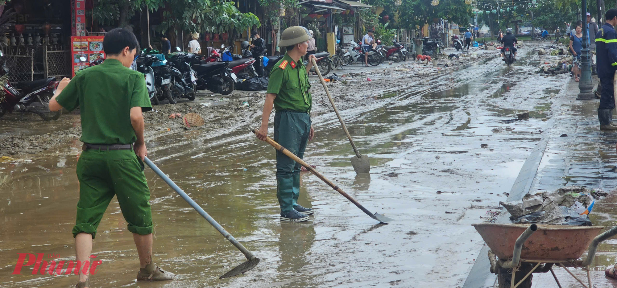 Tại khu An Hội (phường Hội An), lực lượng Công an TP Đà Nẵng, Công an phường, Công ty CP Công trình Công cộng Hội An cùng các đơn vị chức năng đã huy động phương tiện, máy bơm công suất lớn để rửa sạch bùn đất, thu gom rác, khơi thông đường sá, vỉa hè.