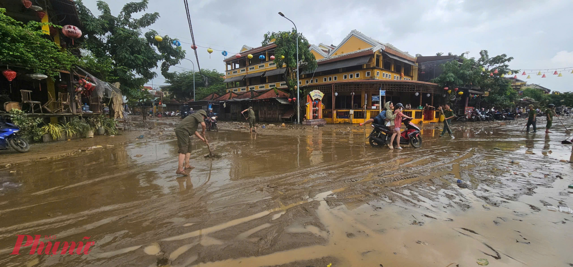 Khắp phố cổ đâu đâu cũng đặc quánh bùn non.