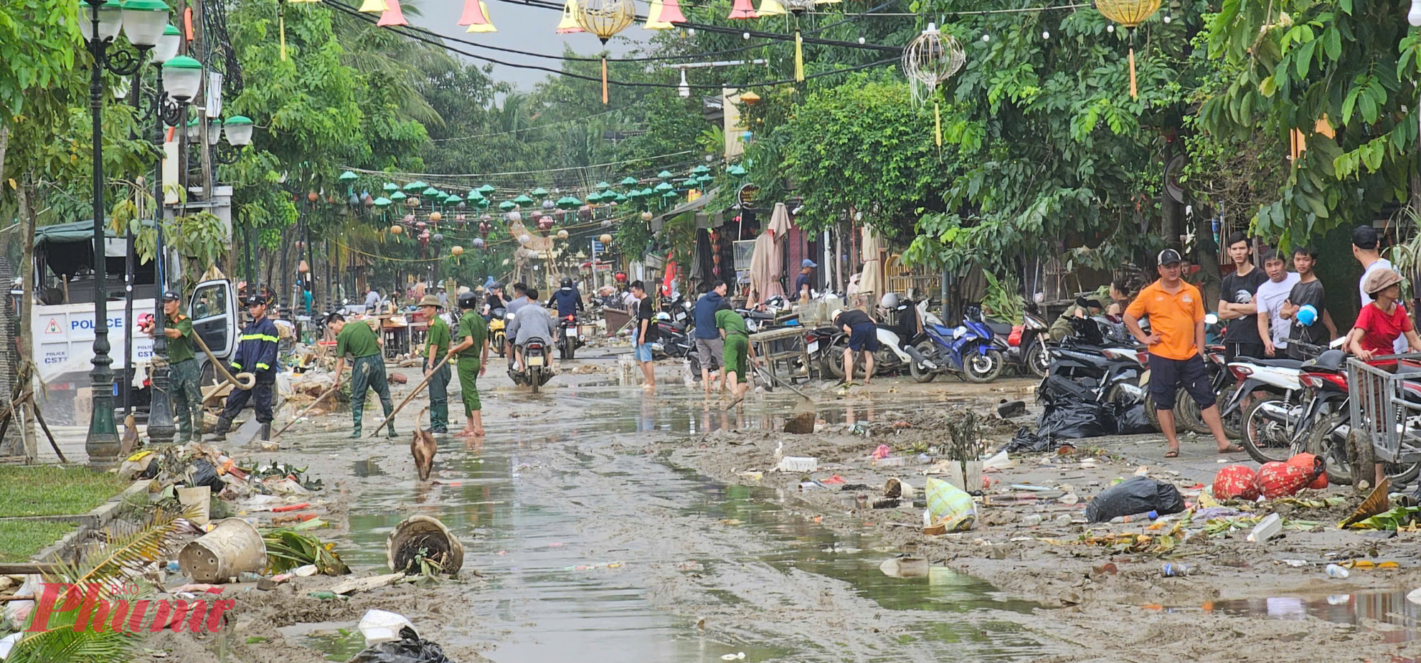 Rác thải cũng tràn ngập.