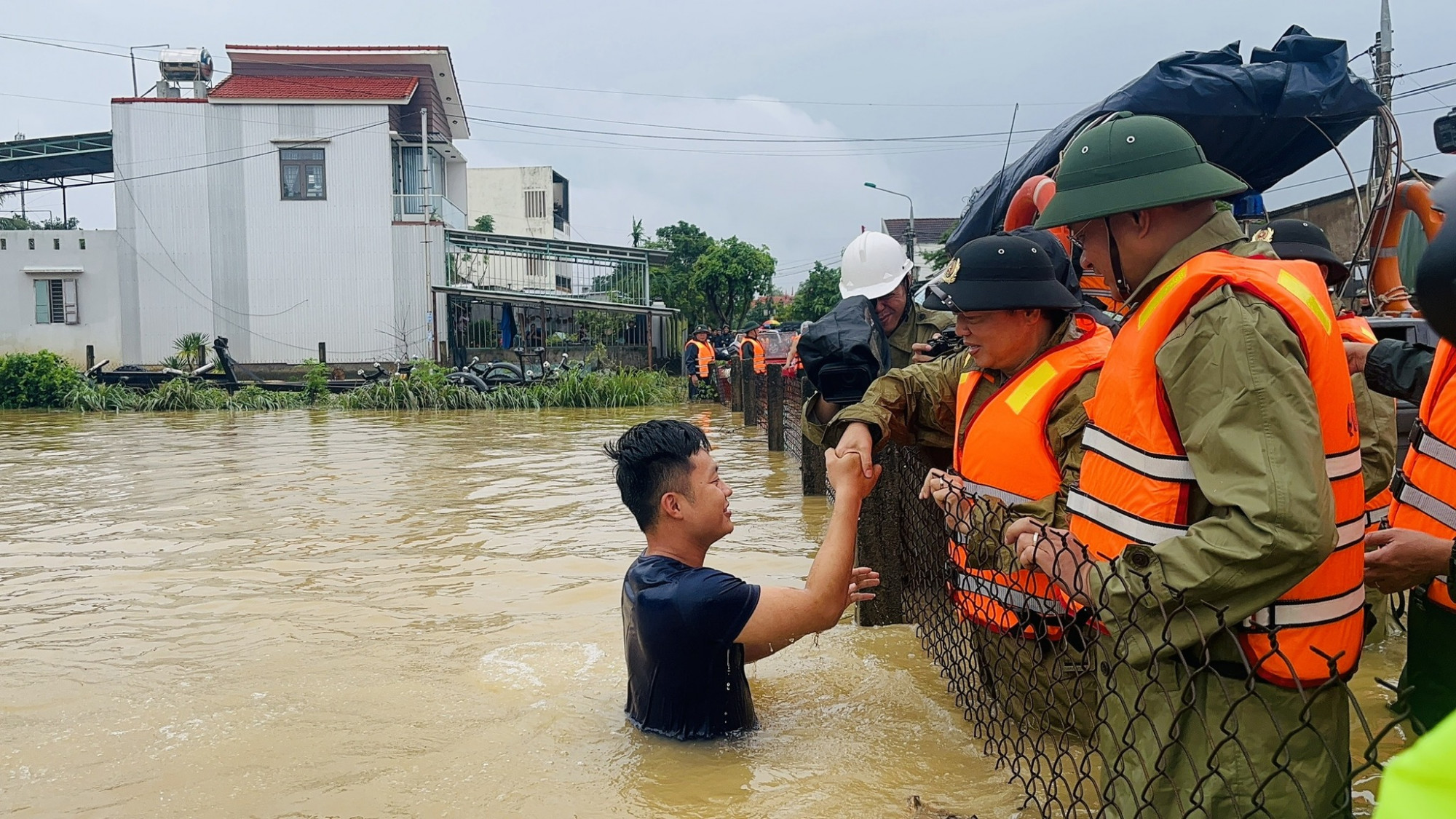 Phó thủ tướng Trần Hồng Hà thăm hỏi người dân bị ngập lũ ở vùng hạ du sông Thu Bồn