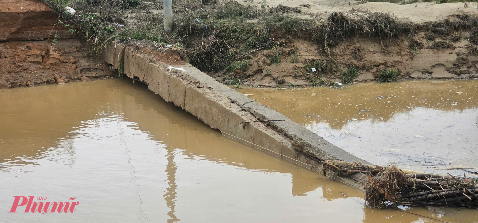 Mố cầu Bà Ngân và một phần đường dẫn bị sụp cuốn trôi 