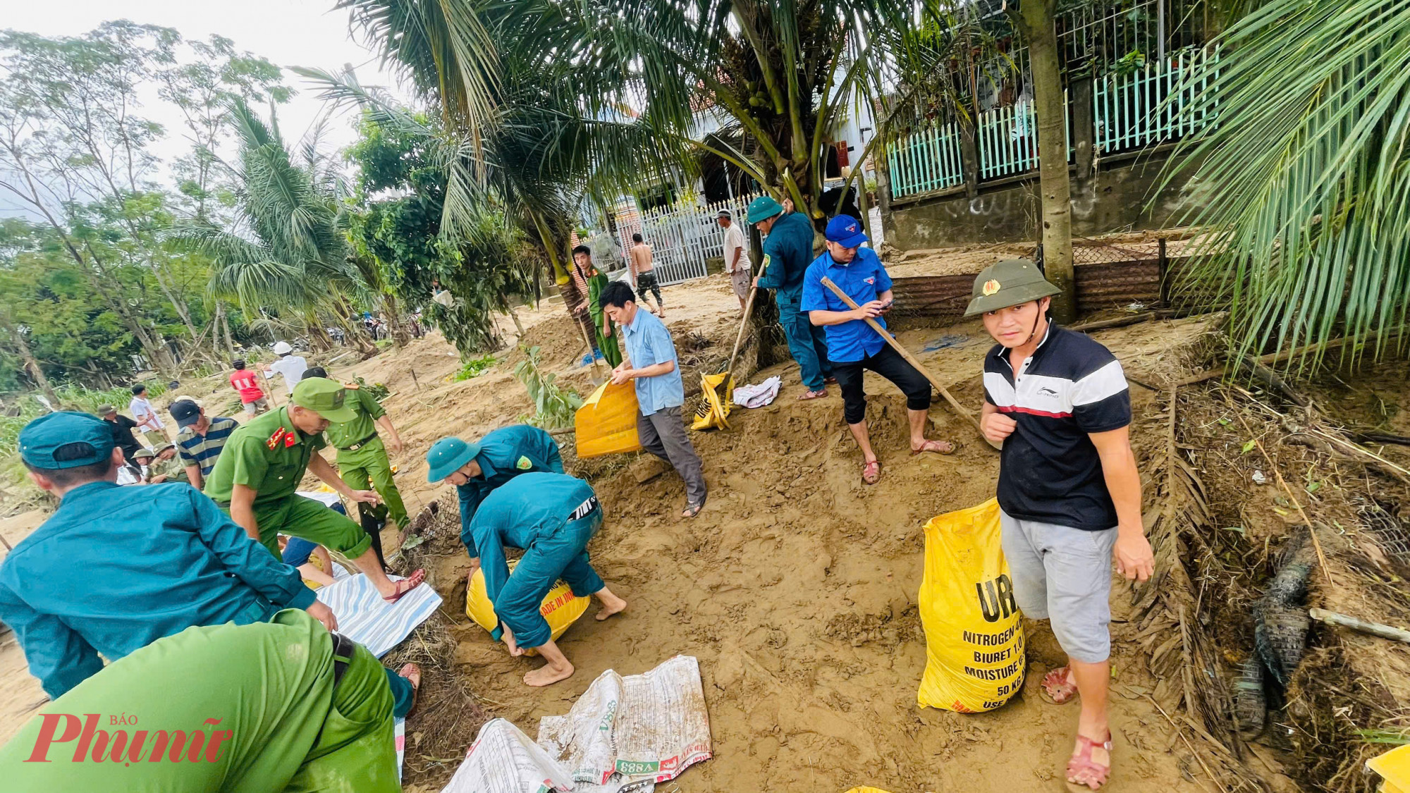 Chính quyền xã Thu Bồn huy động các lực lượng gia cố khẩn cấp sạt lở bờ sông.
