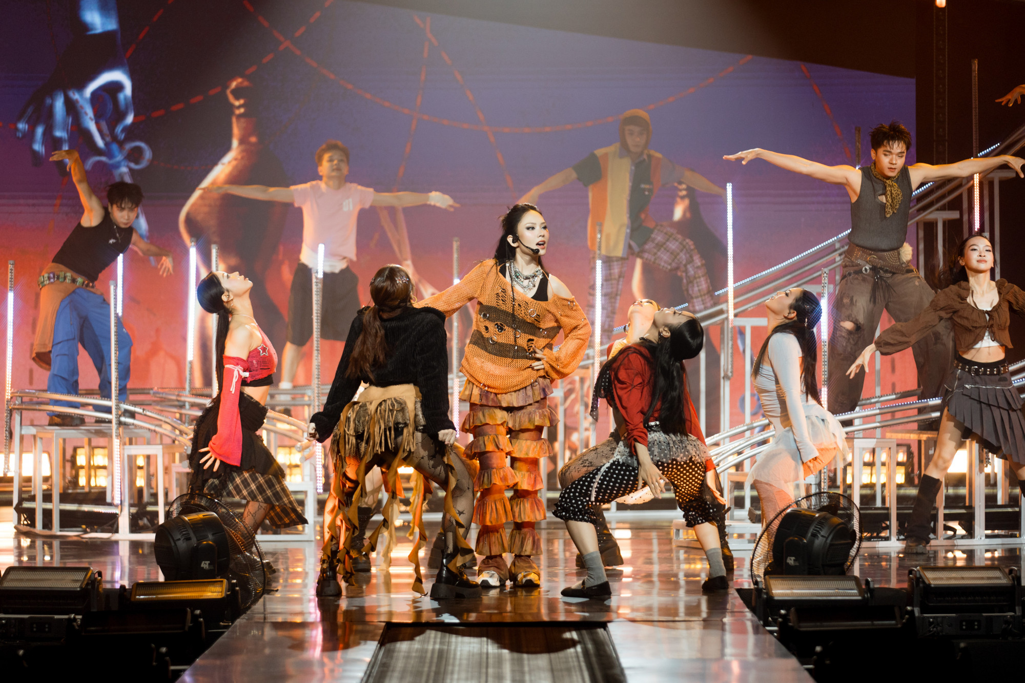 Hoa hậu Mai Phương biểu diễn trong buổi showcase ra mắt album vào tối 31/10