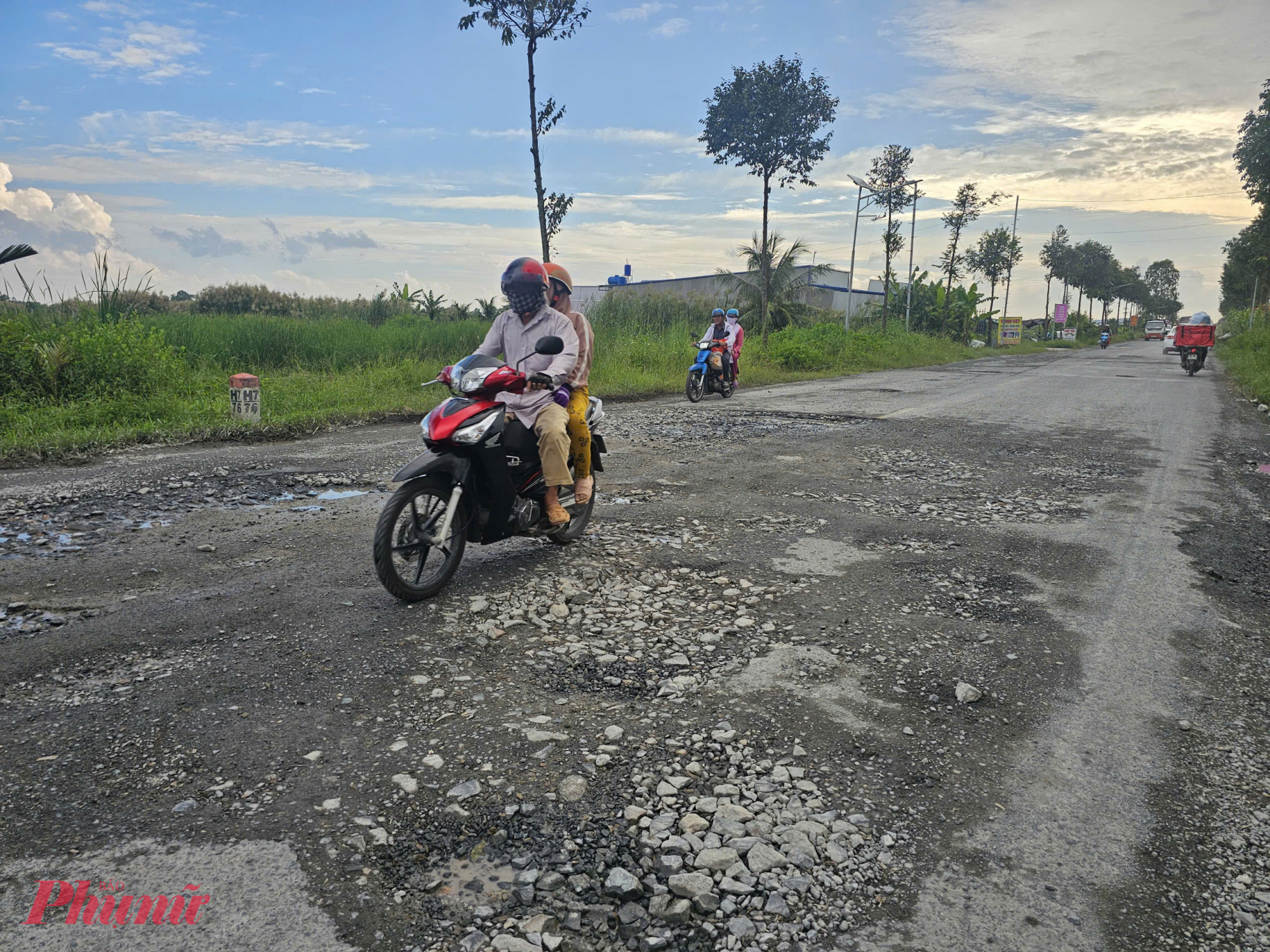 Tuyến đường Xuyên Á đi qua địa phận xã Đông Hòa bị xuống cấp nghiêm trọng, mặt đường bong tróc, gây khó khăn cho người dân khi tham gia giao thông - Ảnh Phú Hữu
