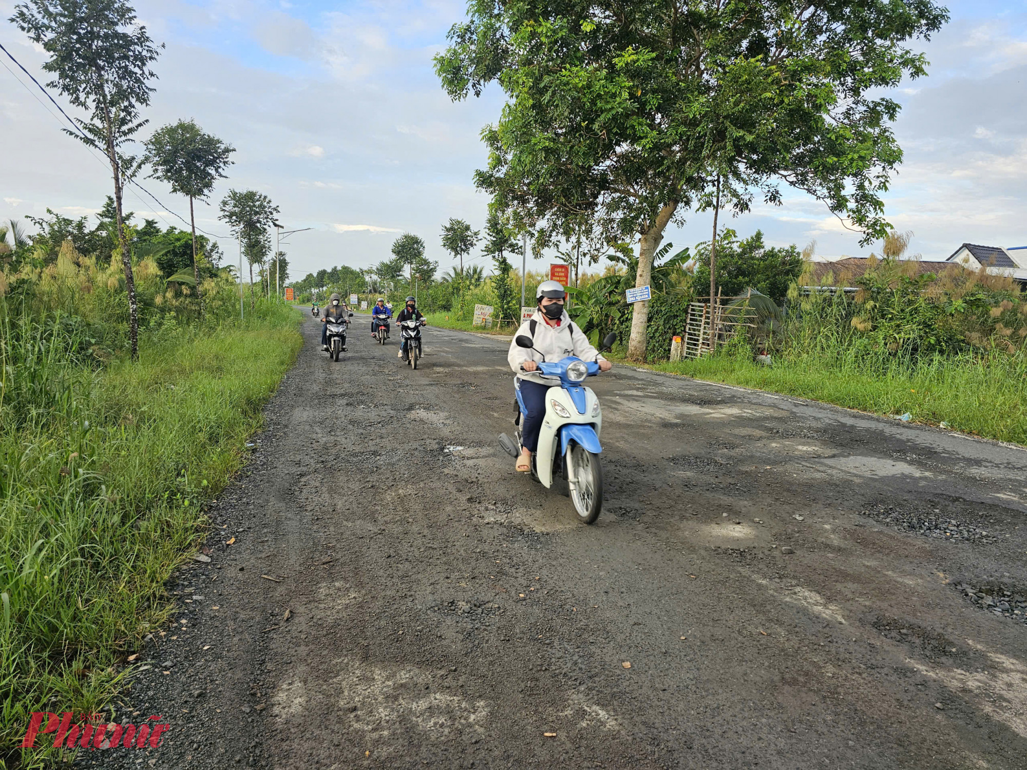 Mặt đường chằng chịt ổ gà, ổ voi khiến các phương tiện tham gia giao thông phải dè chừng khi lưu thông - Ảnh Phú Hữu