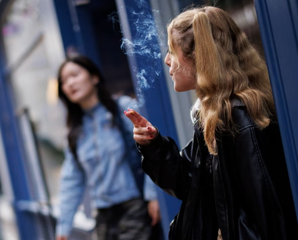 Maldives cấm tất cả những người sinh sau ngày 1/1/2007 hút thuốc lá. Kể cả khách du lịch đến nước này