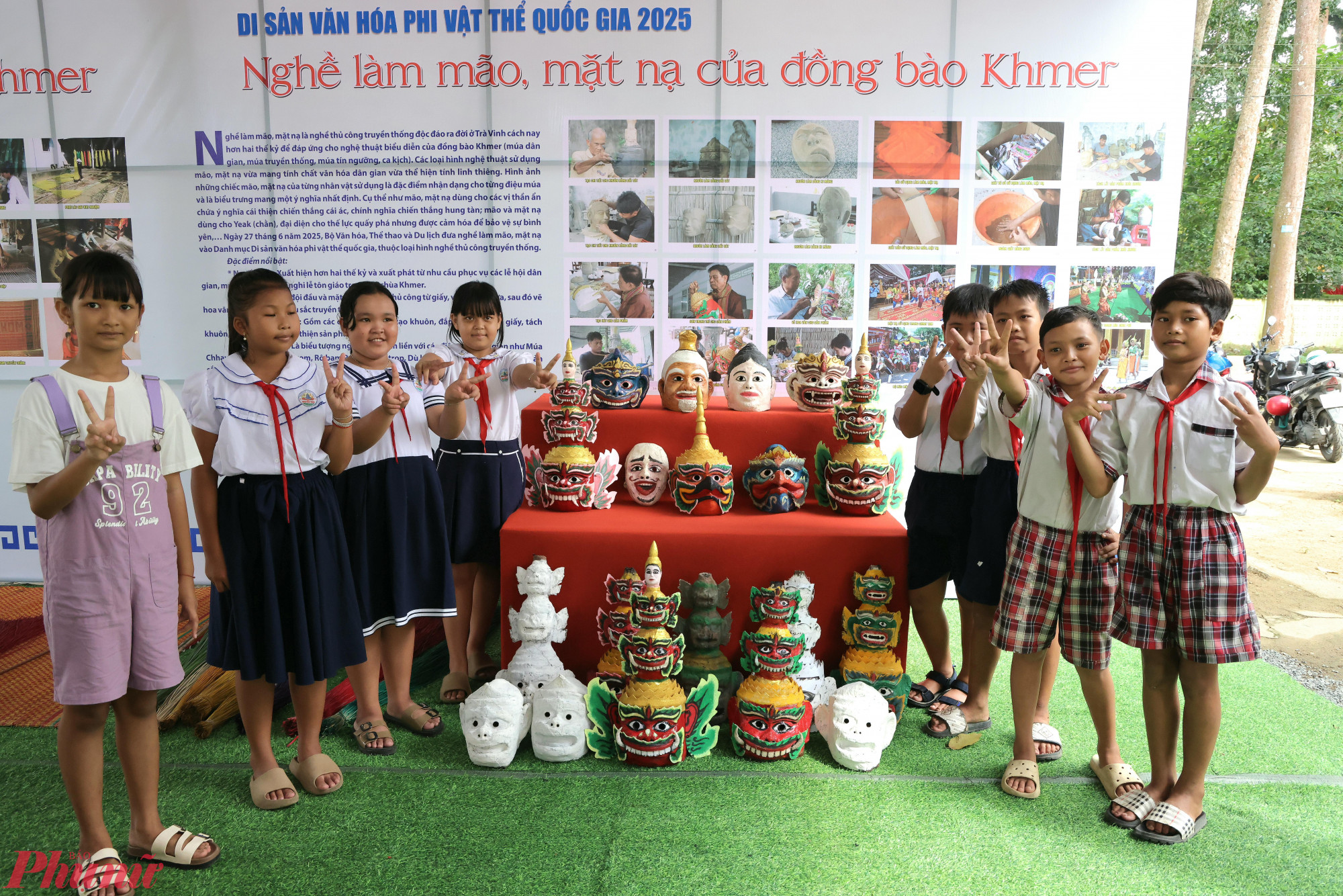 Nhiều học sinh thích thú với mão (mũ), mặt nạ của đồng bào Khmer