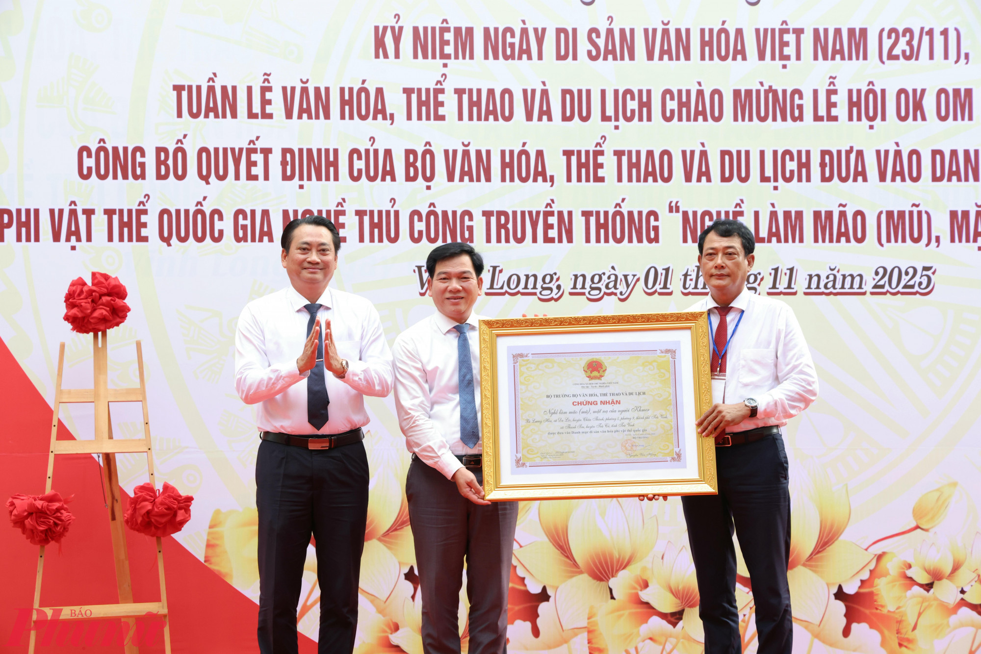 Ông Nguyễn Quỳnh Thiện - Phó chủ tịch UBND tỉnh Vĩnh Long trao chứng nhận của Bộ Văn hóa, Thể thao - Du lịch đưa nghề làm mão (mũ), mặt nạ của đồng bào Khmer vào danh mục di sản văn hóa phi vật thể quốc gia. Ảnh: Trung Phạm