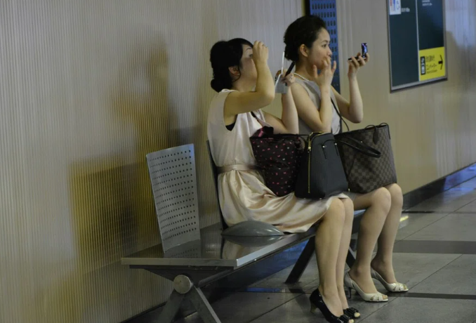 Tập sách nhỏ, được viết vào năm 2019, kêu gọi phụ nữ đi giày khiến họ trông tinh tế hoặc chọn trang điểm trông đoan trang.  HÌNH ẢNH MINH HỌA: UNSPLASH