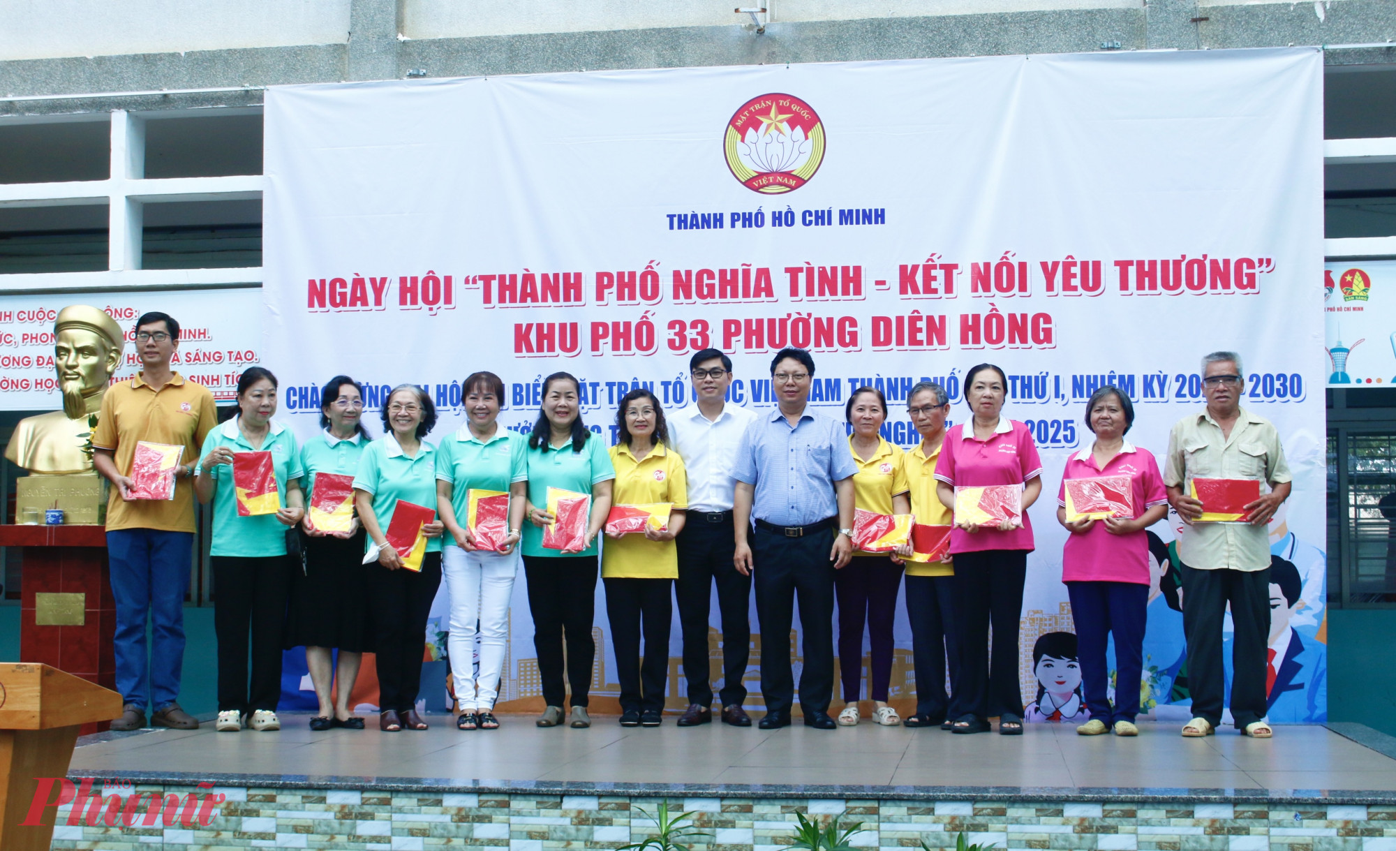 Lãnh đạo phường Diên Hồng trao tặng cờ Tổ quốc đến các hộ dân tại khu phố 33 nhằm triển khai tuyến “Đường Cờ Tổ quốc”.