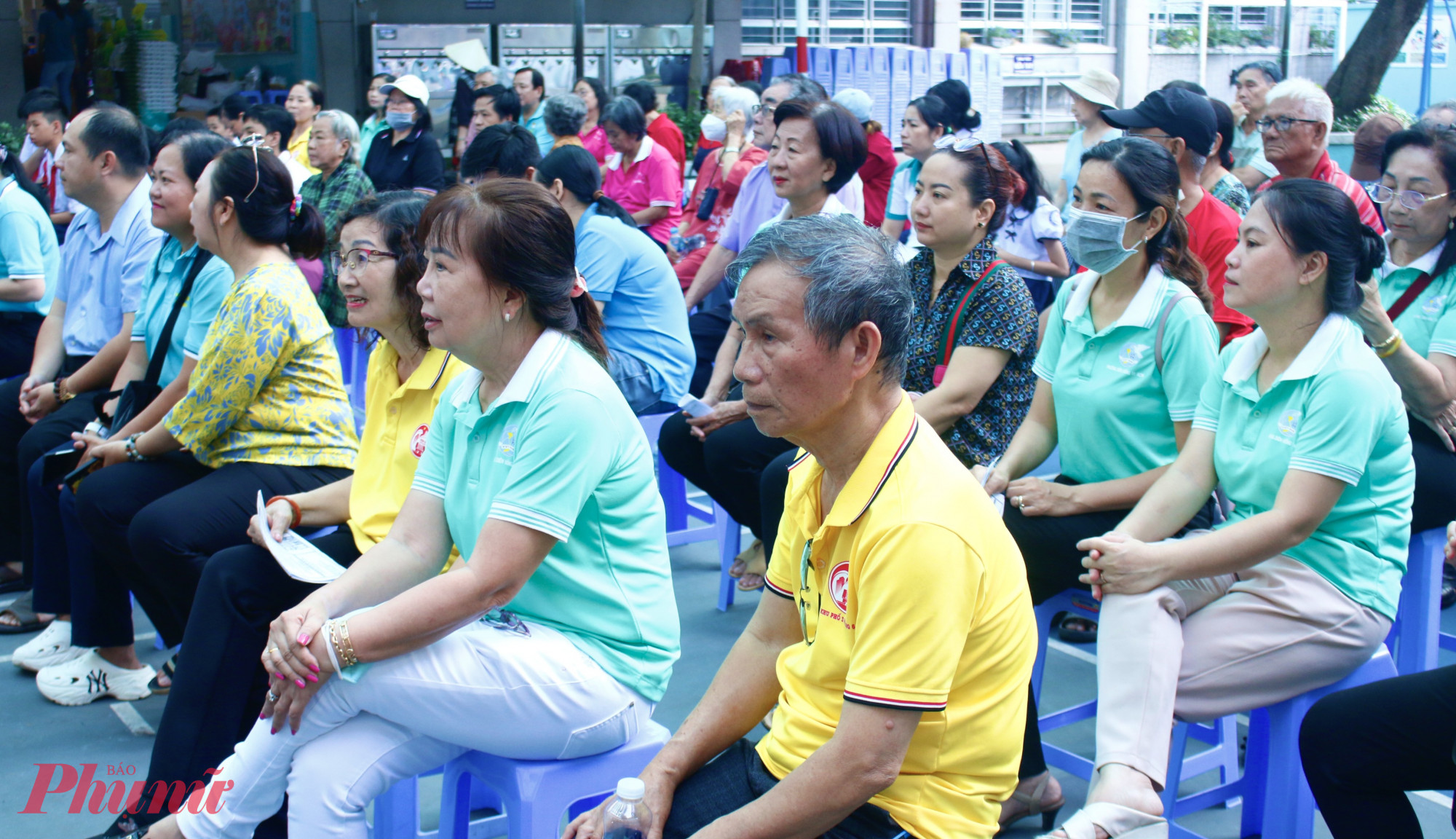 Đông đảo người dân đến tham dự