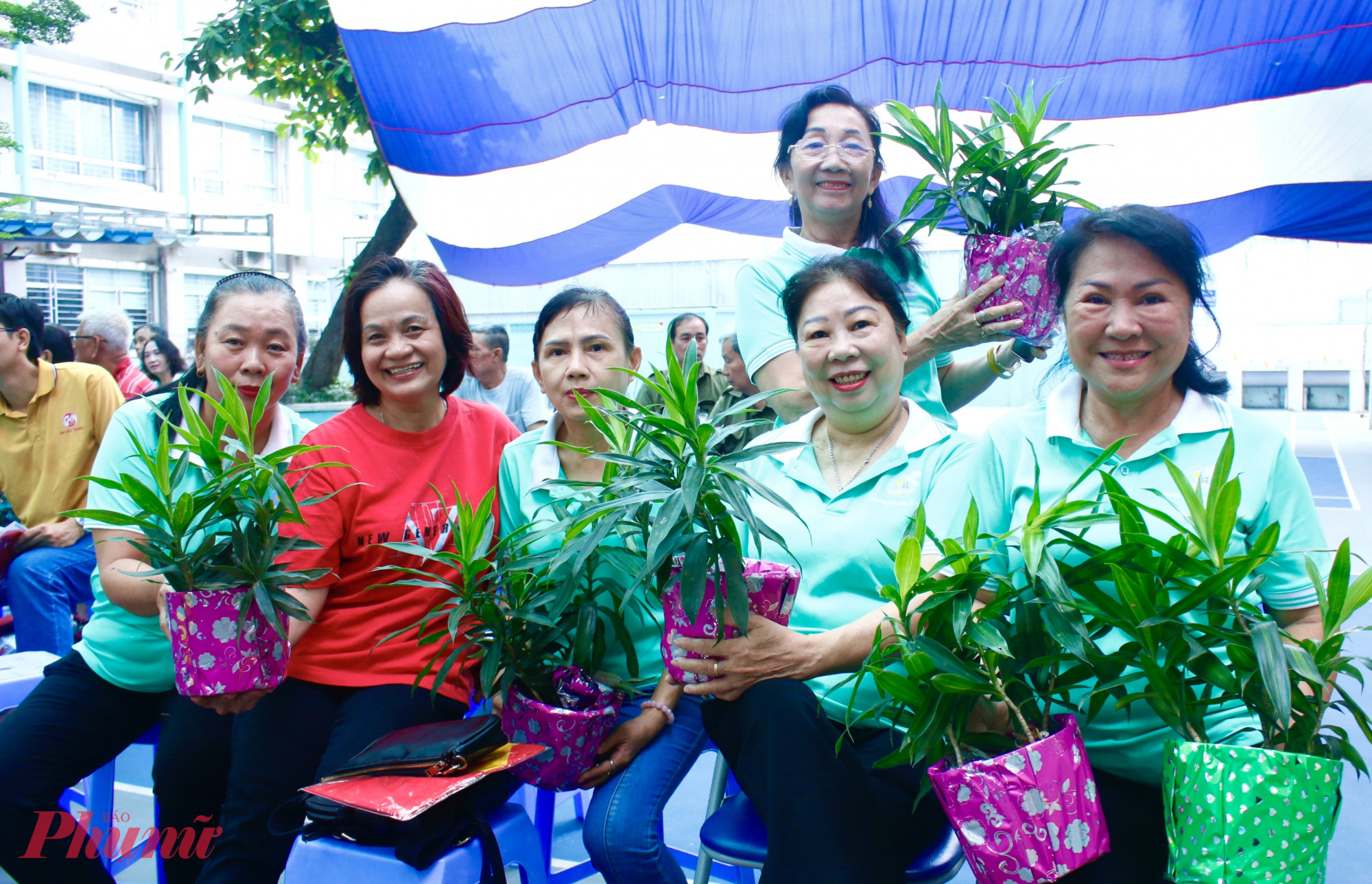 Người dân khu phố 33 vui mừng nhận cây xanh 