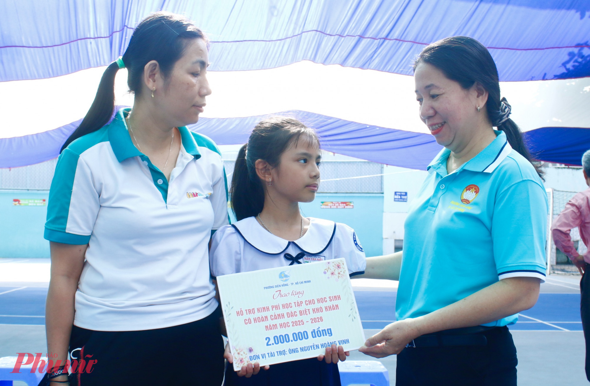 Bà Hà Thị Gái – Phó Chủ tịch Ủy ban MTTQ Việt Nam, Chủ tịch Hội LHPN phường Diên Hồng trao suất học bổng đến em Trương Ngọc Anh Thư