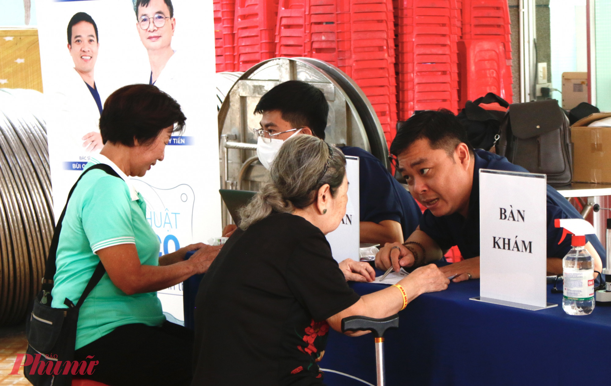 Gian hàng khám răng, khám mắt miễn phí