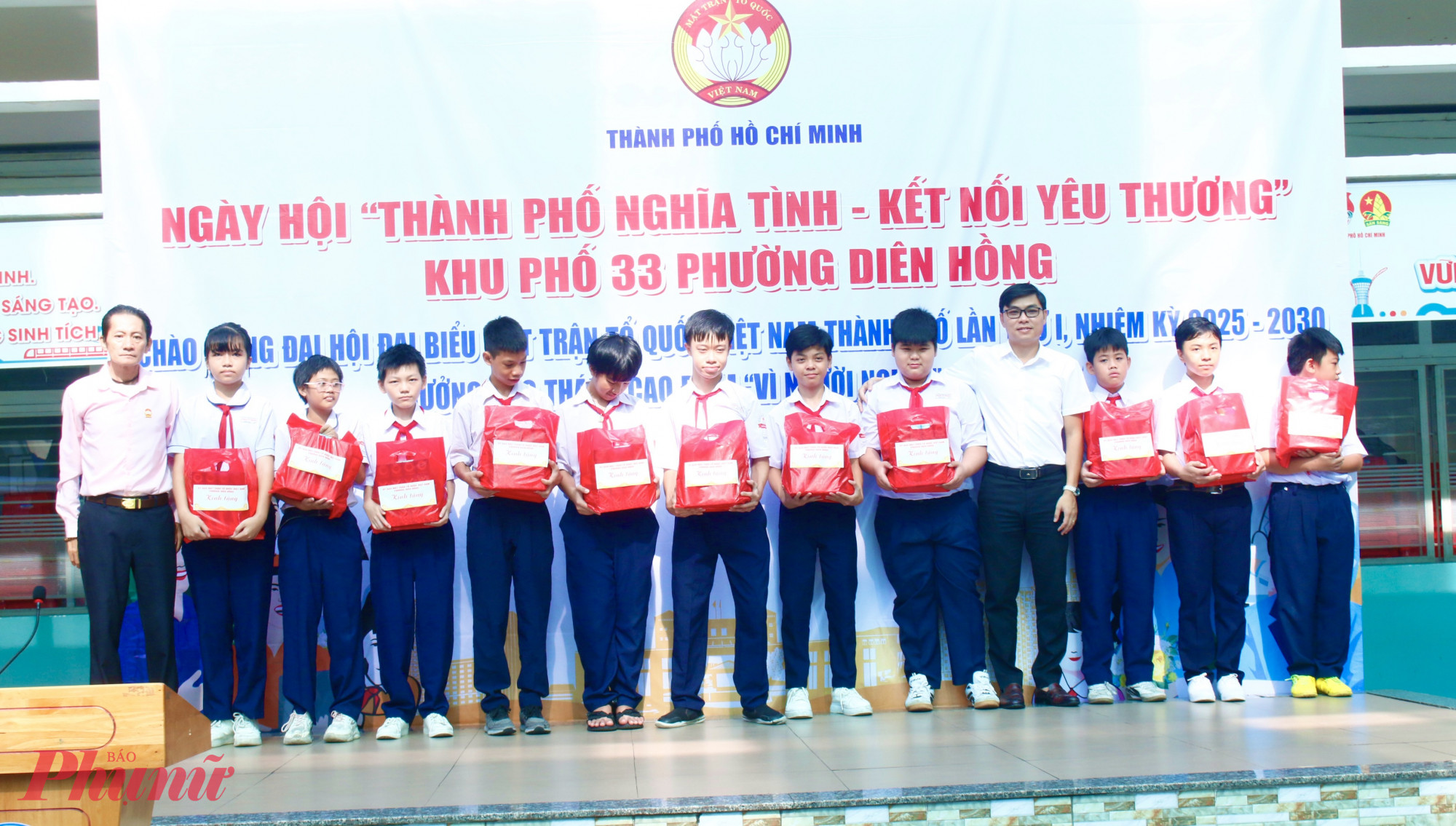 Ông Nguyễn Kim Trung – Chủ tịch Ủy ban MTTQ Việt Nam phường Diên Hồng và ông Trịnh Công Vũ – Trưởng Ban công tác Mặt trận Khu phố 33 đã trao tặng các phần quà yêu thương đến các em học sinh