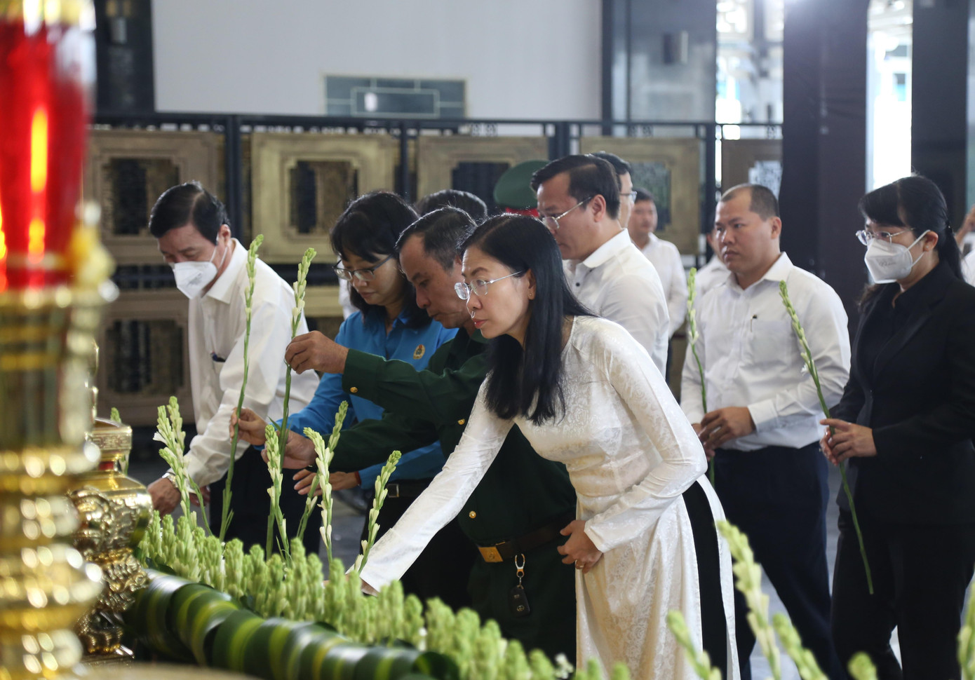 Đại biểu chức sắc tôn giáo, nhân sĩ trí thức cùng thành kính tưởng nhớ những người qua đời vì COVID-19. - Ảnh: Thanh Tâm