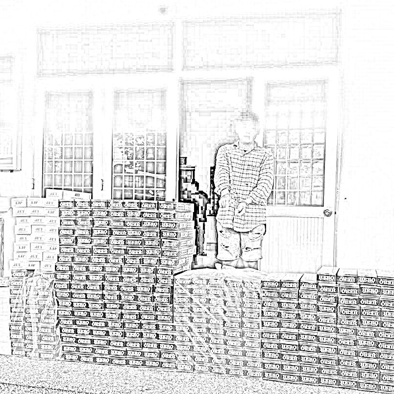 Nam thanh niên vận chuyển gần 1.500 bao thuốc lá bị bắt quả tang - Ảnh CACC