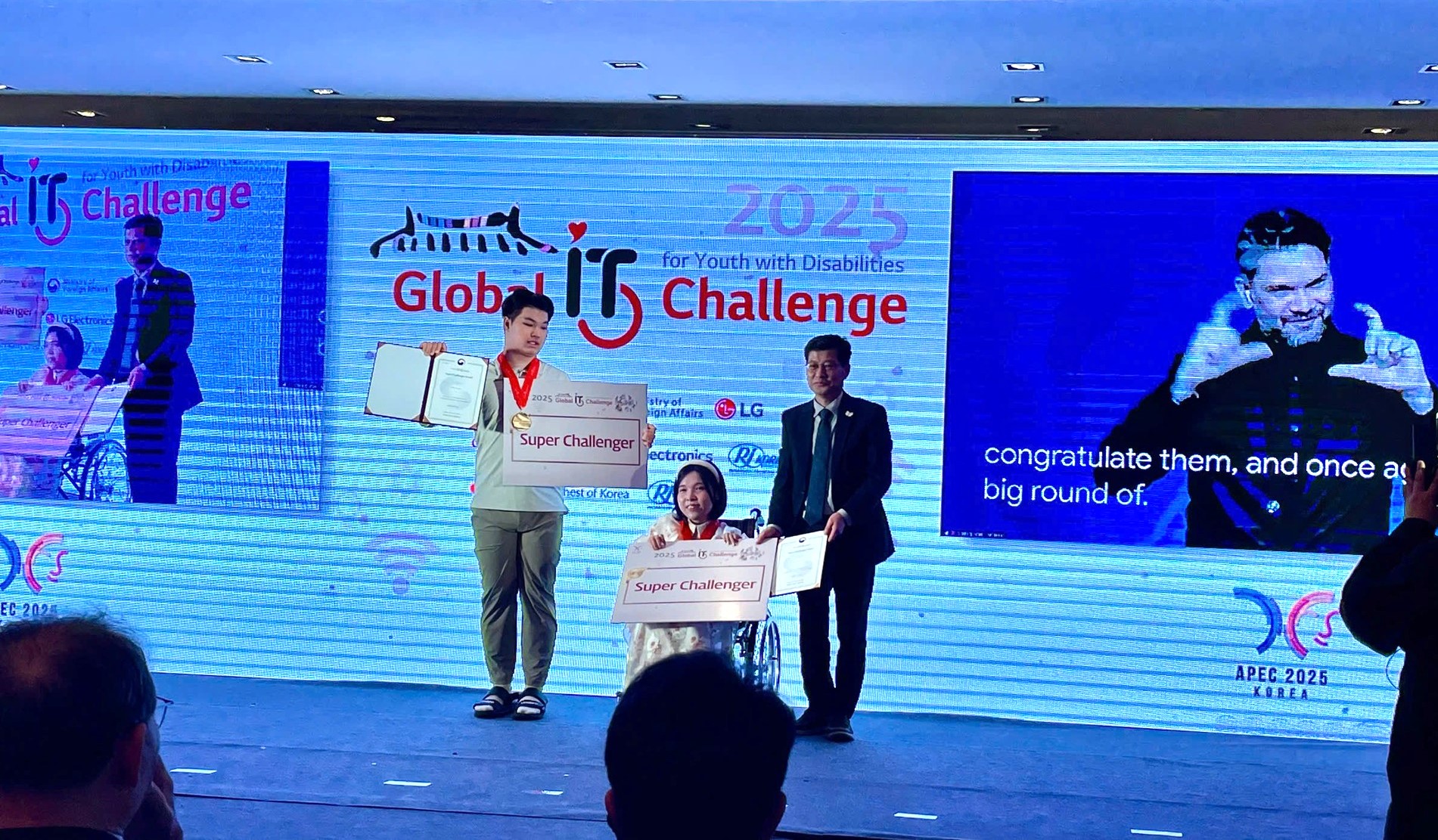 Thí sinh Lê Thị Uyên Nhi (giữa) giành giải Nhà chinh phục xuất sắc và giải Nhì Ứng dụng công nghệ thông tin tổng hợp. Ảnh: NLS 