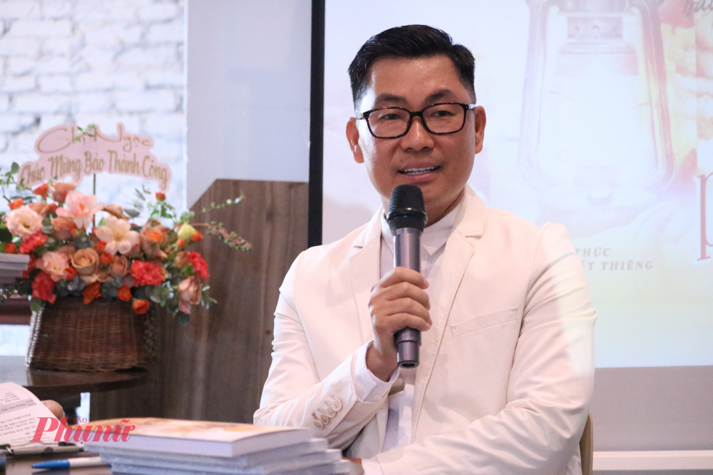 Tác giả Nguyễn Hoàng Bảo chia sẻ về những trải nghiệm trong quá trình tạo nên tác phẩm - Ảnh: Phương Nhã