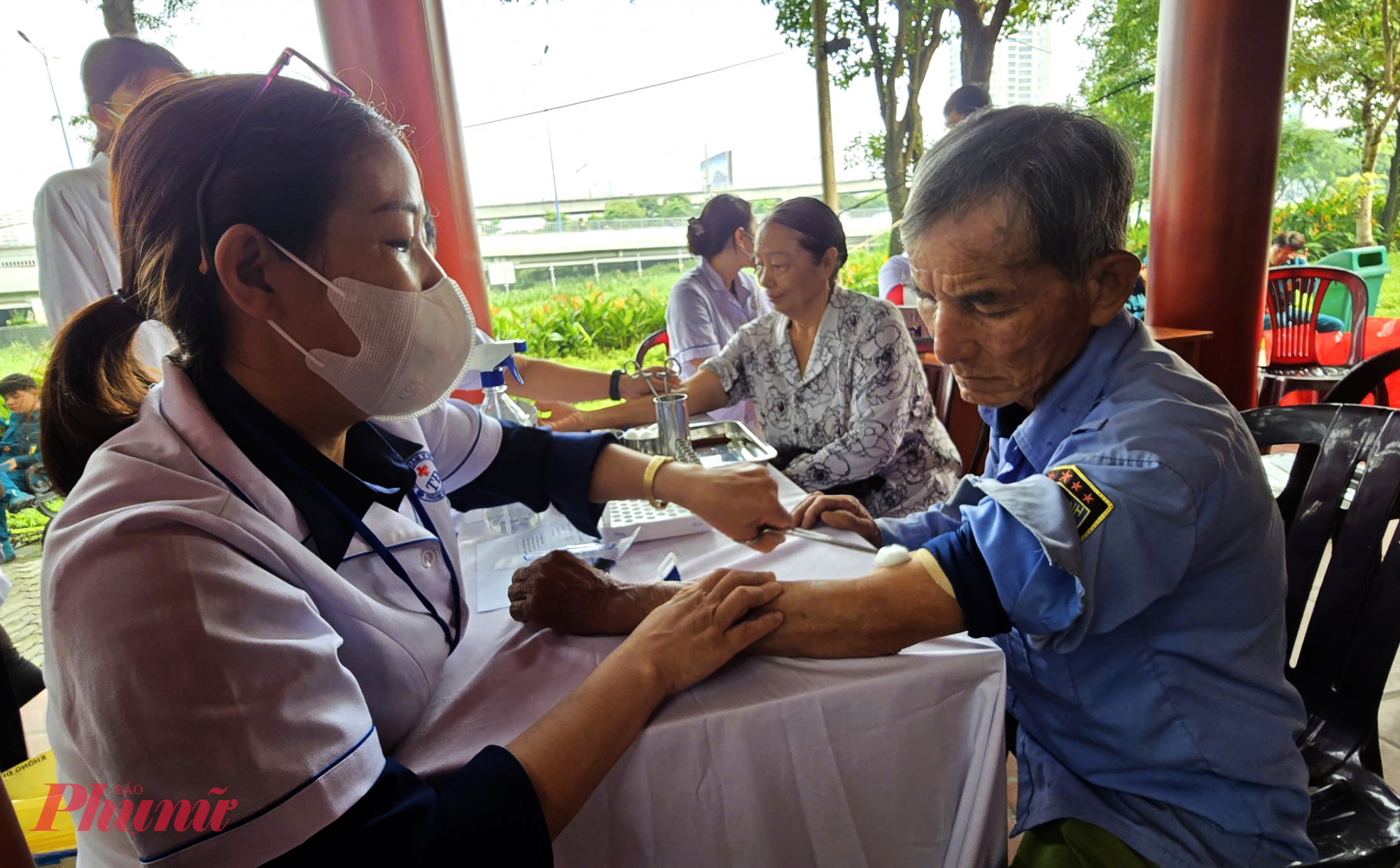 Tại chương trình, người dân đươc xét nghiệm máu để tầm soát bệnh 