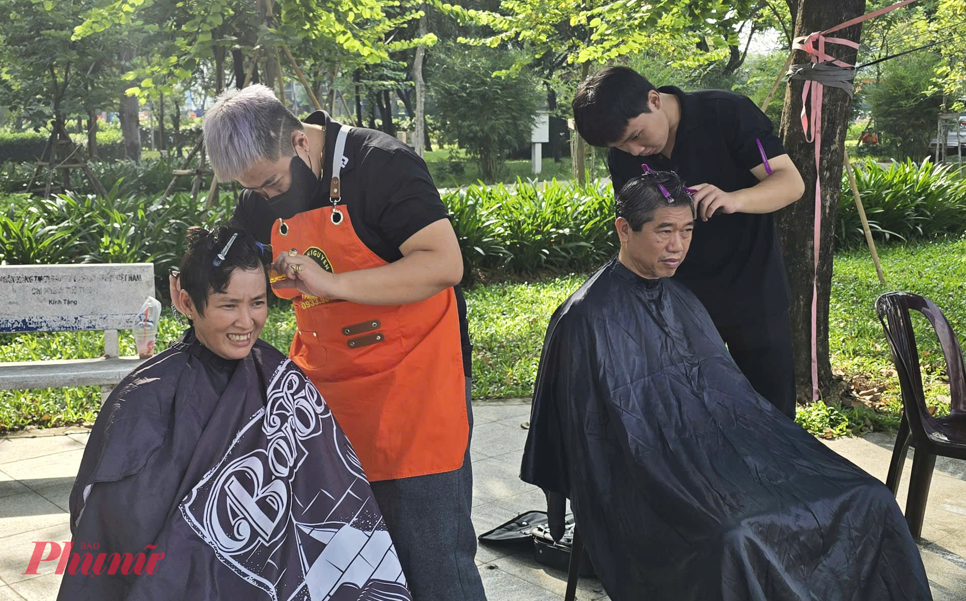 Trong khuôn khổ chương trình, Ban tổ chức còn tổ chức Gian hàng cắt tóc miễn phí cho người dân - Ảnh: Trang Nguyễn 