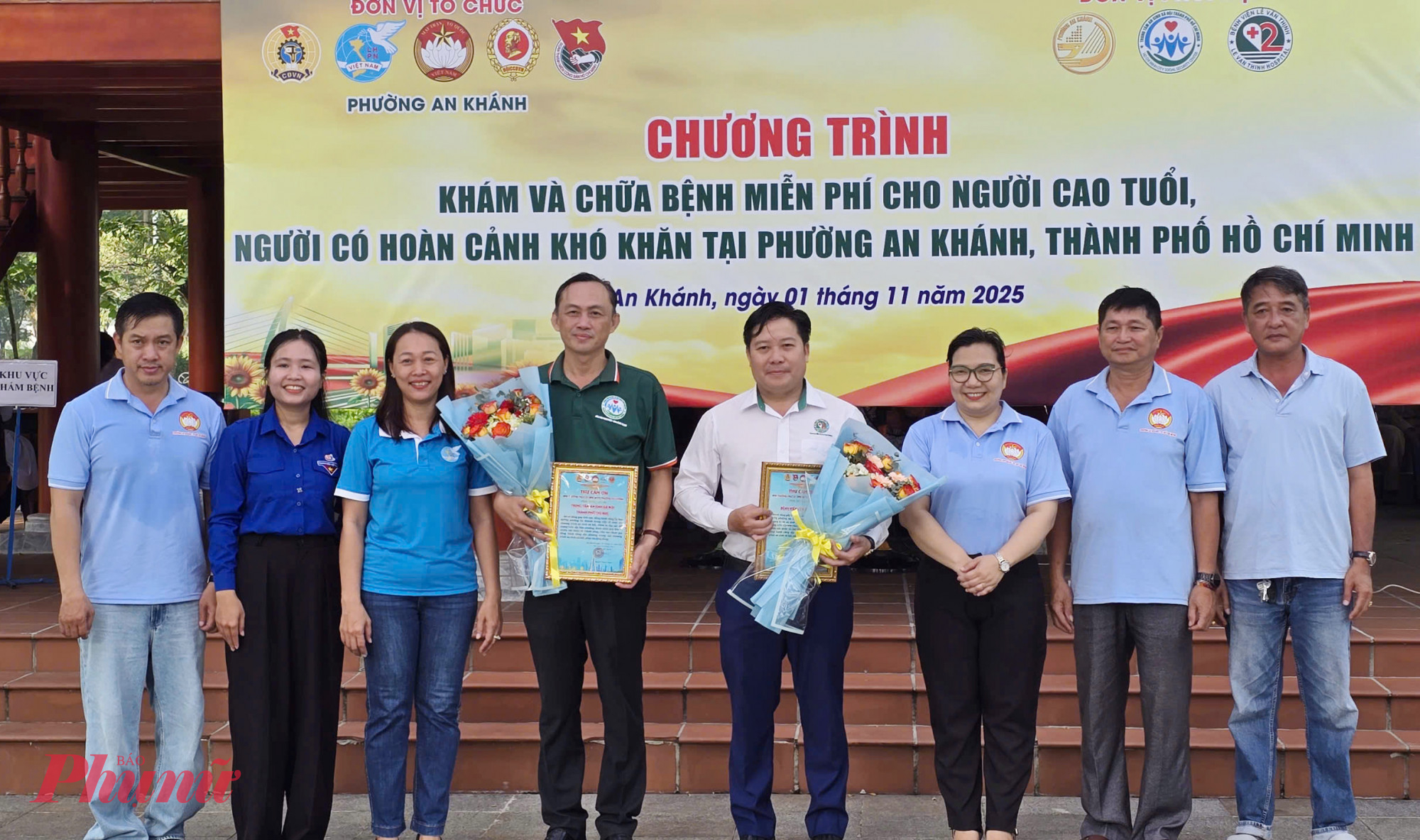 Đại diện các đơn vị phường An Khánh tặng quà cho các đơn vị đồng hành cùng chương trình - Ảnh: Trang Nguyễn 