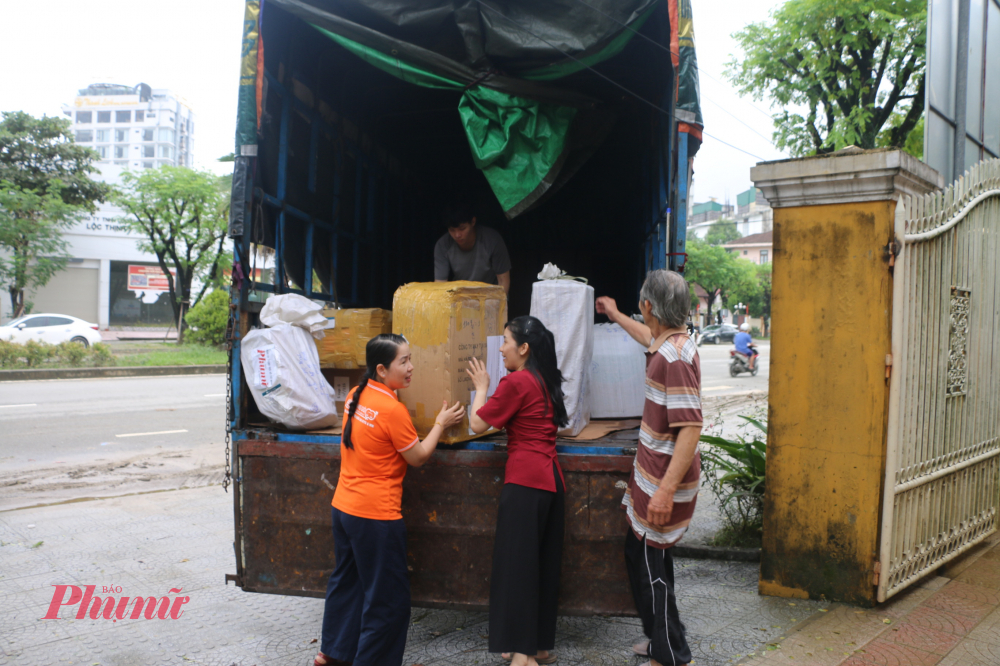 Đón nhận món quà ý nghĩa từ báo Phụ nữ TP HCM bà Lê Thị Thùy Na - UVBTV Hội LHPN TP Huế, Phó Ban Công tác phụ nữ cơ quan UBMTTQ Việt Nam thành phố cảm động 