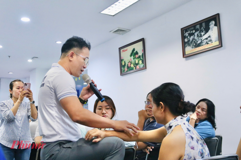 Bác sỹ thể thao Phạm Minh Tiện khám và giải thích cách điều trị một trường hợp chấn thương tay cụ thể - Ảnh: Thành Lâm