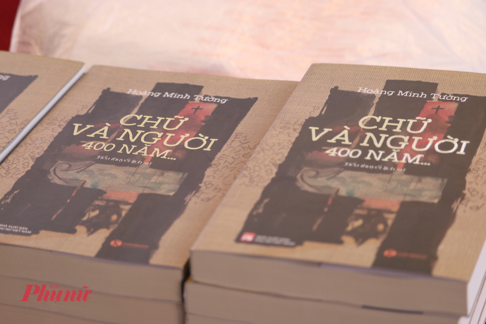 Tiểu thuyết Chữ và người 400 năm... do NXB Phụ nữ Việt Nam phát hành - Ảnh: Phương Nhã